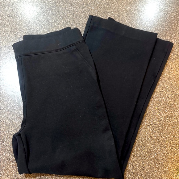 SPANX Pants - SPANX CROPPED AT THE ANKLE STRAIGHT-LEG WITH A KICK. SIZE LARGE